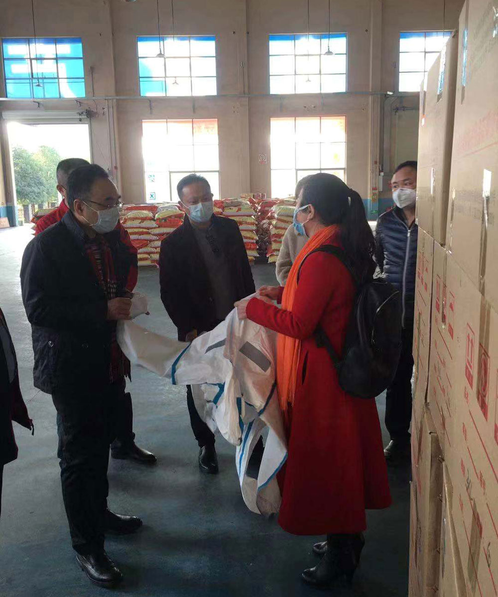 湖南省藥檢局局長及湘潭市藥監(jiān)局局長一行來湖南華大了解口罩、防護服滅菌細節(jié)